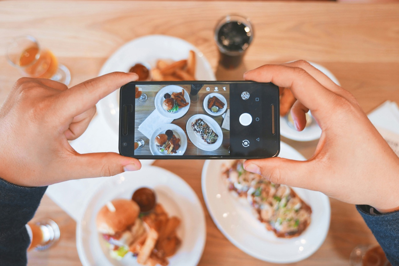 Un plat photographié au téléphone à table